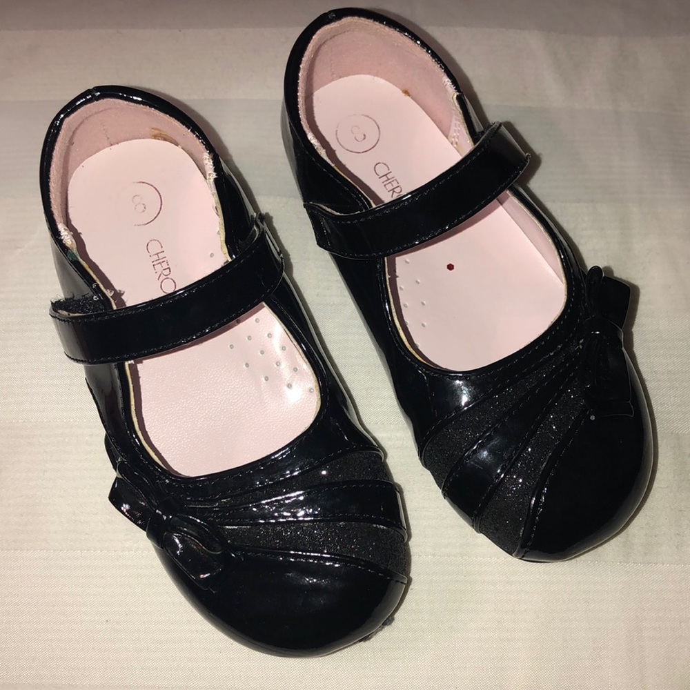 Girls black patent shoes with Velcro strap